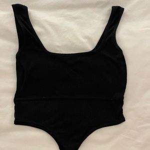 Pretty Little Thing - Black Rib Dip Hem Sleeveless Crop top